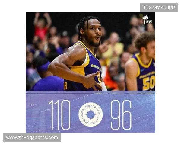 詹姆斯场边指导替补球员,领袖作用无处不在 詹姆斯场边指导替补球员,领袖作用无处不在